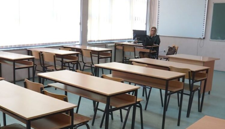 Maturantët edhe sot e bojkotuan mësimin