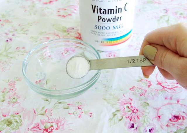 Përgatiteni vetë serumin tuaj të fytyrës me vitaminë C