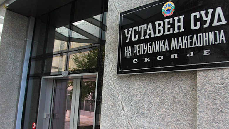 Gjykata kushtetuese e Republikës së Maqedonisë sot do të mbajë mbledhje përgatitore.  Në këtë mbledhje do të diskutohet për lëndët në të cilat është kontestuar kushtetutshmëria e ligjeve.   KFC Delivery – prej tani dërgesë falas të mishit të preferuar deri në shtëpinë tuaj E SPONSORUAR LEXO MË SHUMË “Do të diskutohet për lëndët ku është kontestuar kushtetutshmëria e Dekretit për Ligjin për ratifikim të marrëveshjes me Greqinë (e ashtuquajtura Marrëveshje e Prespës) dhe Ligjin për ratifikimin e Marrëveshjes përfundimtare për zgjidhje të dallimeve të përshkruara në rezolutat 817 (1993) dhe 845 (1993) të Këshillit të Sigurimit të KB-së për ndërprerje të validitetit të Marrëveshjes së përkohshme të vitit 1995 dhe për vendosjen e partneritetit strategjik mes palëve dhe të Dekretit për shpallje të Ligjit për përdorimin e gjuhëve dhe Ligjit për përdorimin e gjuhëve”, thuhet në njoftim.