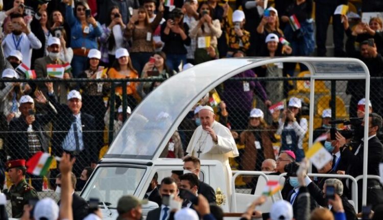 Papa Françesku përfundon vizitën historike në Irak