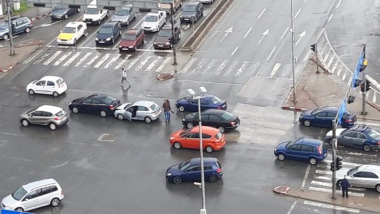 Shkup: Aksidentohen tre makina afër qendrës tregtare “Mavrovasja”