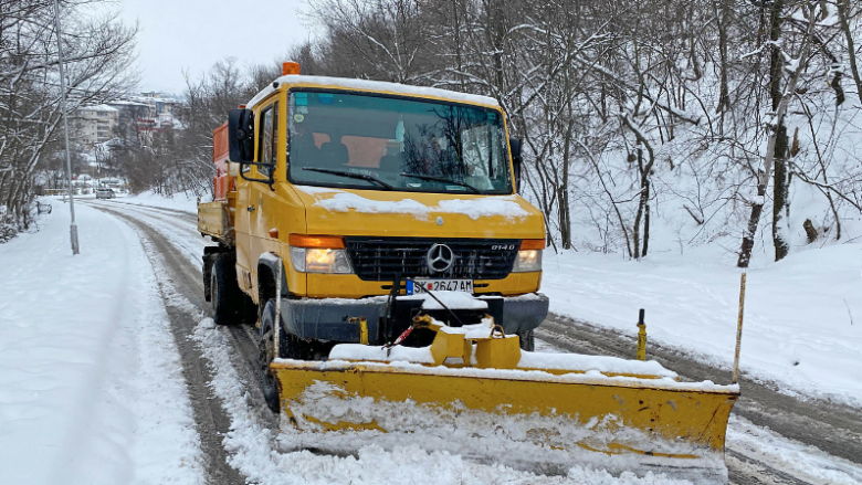 Trafiku në Maqedoni zhvillohet në kushte dimërore, ndalesë për kamionë në disa rrugë