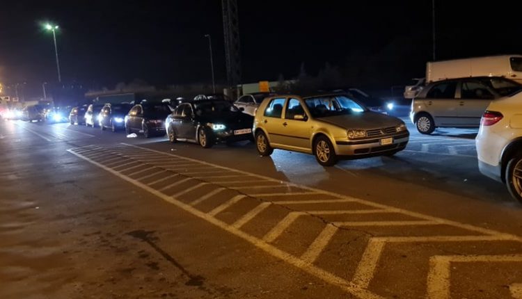 Mërgimtari i revoltuar: Kam pritur në kufi me fëmijë të vegjël, derisa kaloi ora policore (FOTO)