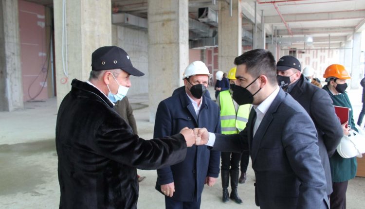 Ministri Bekteshi vëzhgon punimet në QT “Skopje East Gate”