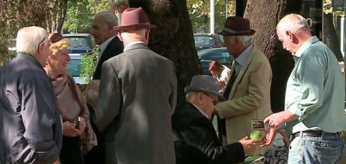 Pensionistët do t’i marrin pensionet para festave, nga e hëna fillon pagesa në faza