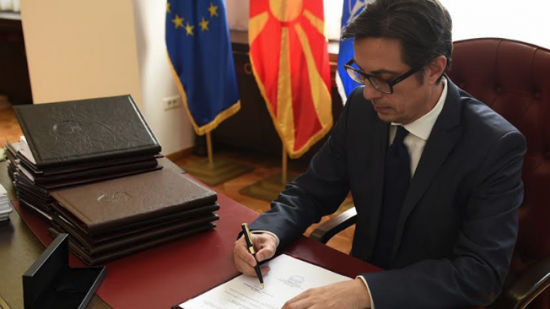 Pendarovski e nënshkroi dekretin për shpalljen e Ligjit për përdorimin e gjuhës maqedonase