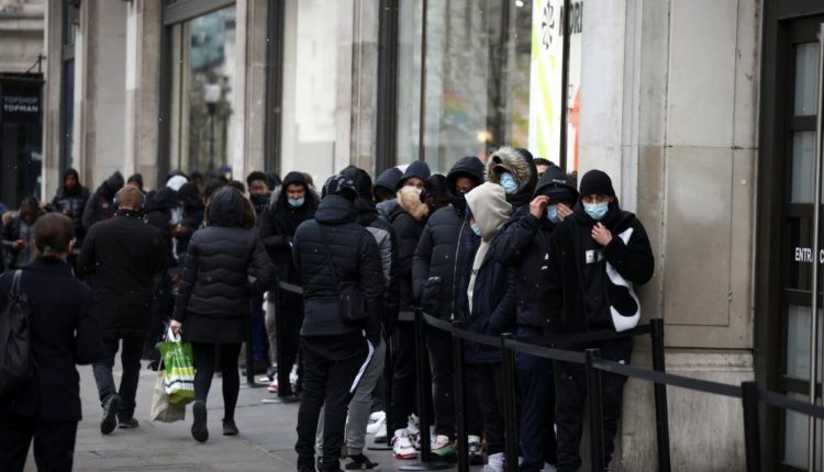 Rihapet Anglia, qytetarët presin në radhë para dyqaneve (FOTO)