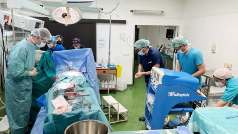 Mjekët u përulën para trupit të vajzës, zemra e së cilës u transplantua te 27 vjçari