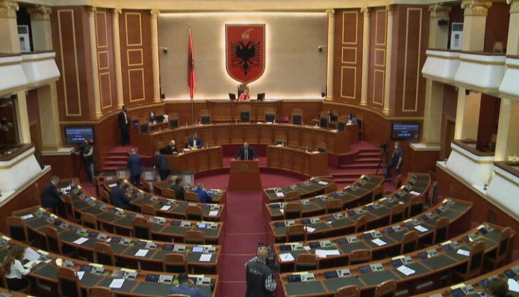 Kuvendi i Shqipërisë miraton shpalljen e Ditës së Alfabetit si festë zyrtare