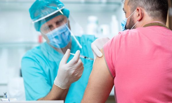 Mjeku vaksinon 59 persona kundër Covid-19 me të njëjtën gjilpërë