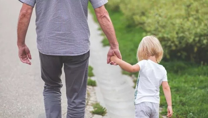 Gjyshi merr mbesën “e gabuar” nga çerdhja, e vë re vetëm kur shkon në shtëpi