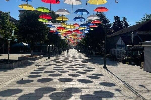 Struga dekorohet me ombrella shumëngjyrëshe