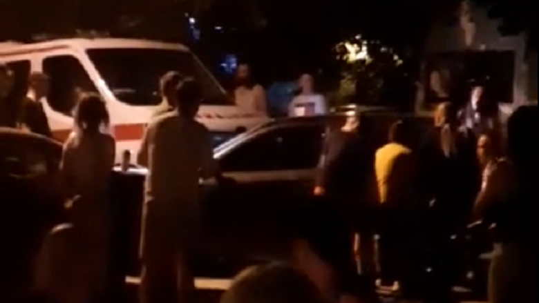 Shkupjanët u detyruan ta lëvizin me duar një veturë që ishte parkuar keq për t’i liruar rrugë Ndihmës së shpejtë