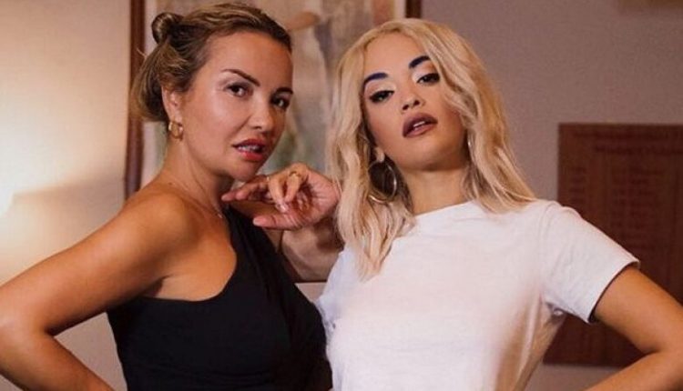 “Speca me gjizë” në Los Angeles, Rita Ora i kërkon mamasë recetën e gatimit shqiptar