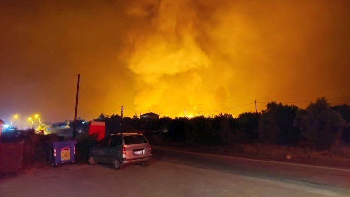 Situatë e rënduar nga zjarret, evakuohen dhjetëra banorë në Greqi