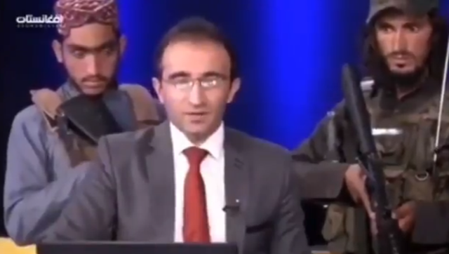 Debatet televizive në Afganistan! Drejtuesi i emisionit i rrethuar nga talebanë me “kallash në kokë” (Video)