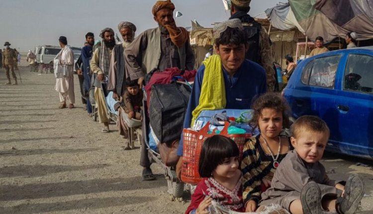 Aeroporti i mbyllur, afganët ia mësyjnë kufijve tokësorë