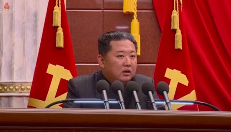 Covid-19, Kim Jong-un urdhëron zyrtarët: Ta ndalim virusin në stilin tonë
