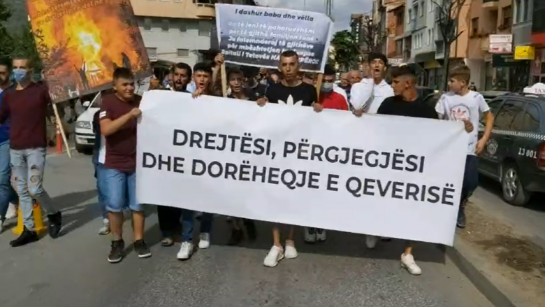 Tre të ndaluarit e protestës së djeshme në Tetovë, vazhdojnë të mbeten në paraburgim
