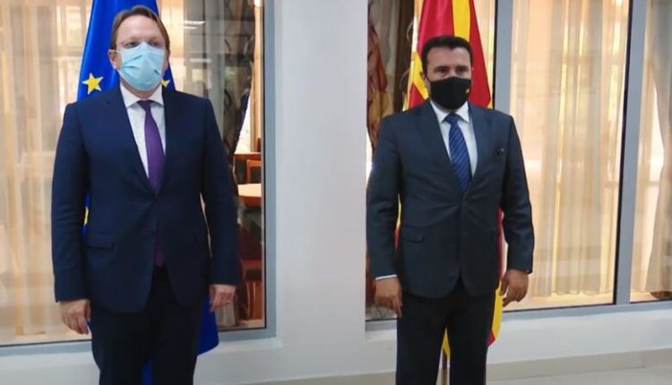 Varhelji në Shkup, takon kryeministrin Zaev