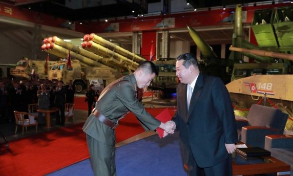Kim Jong-un thotë se do të ndërtojë një ushtri ‘të pathyeshme’