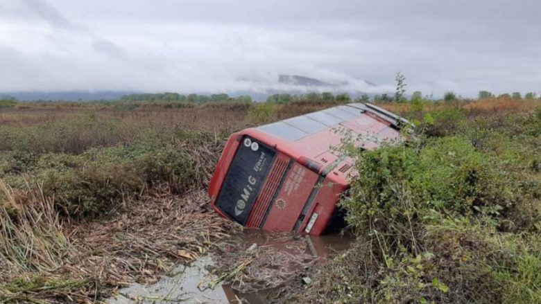 Përmbyset autobusi me punonjës në Manastir, pesë të lënduar