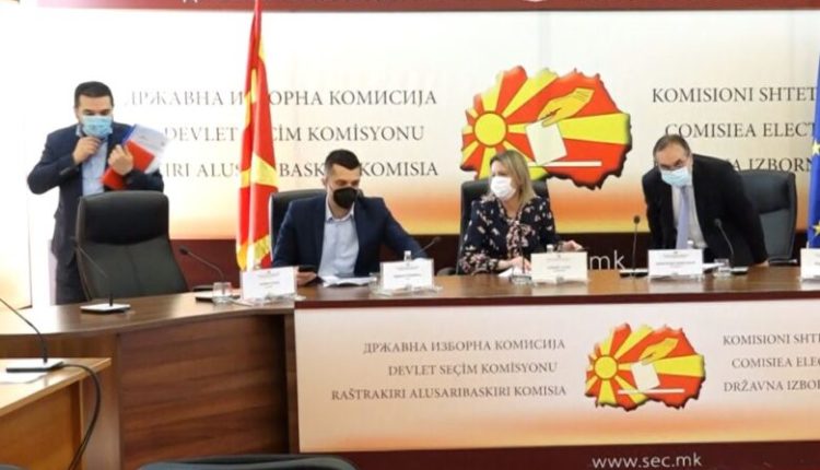 Këshilltarët komunalë duhet të presin përfundimin e afatit ligjor për të marrë certifikatat