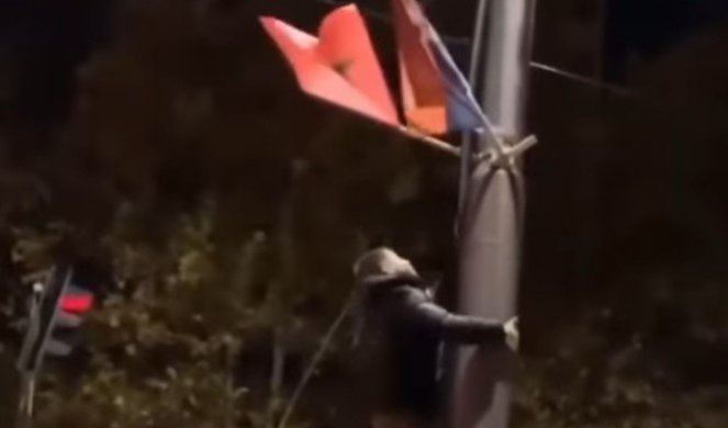 Largohen dhe shkelen me dy këmbët flamujt shqiptar në Beograd, del video