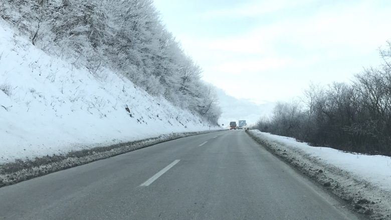 Gjendja e rrugëve në Maqedoni, mbetje të borës në rrugën Tetovë – Kodra e Diellit