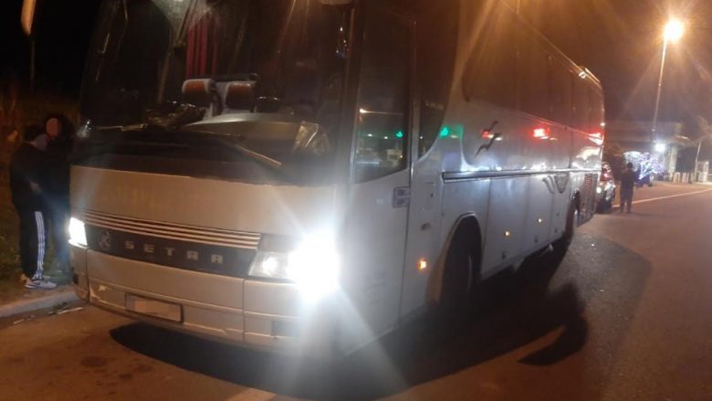 Policia ndalon një autobus me dokumente të falsifikuara që udhëtonte nga Shkupi për në Stamboll