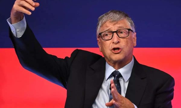 Bill Gates për Omicron: Jemi në pjesën më të keqe të pandemisë