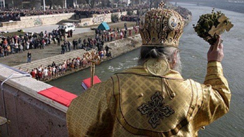 Besimtarët ortodoksë në Maqedoni festojnë Ujin e Bekuar