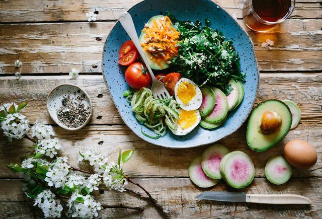 Si të filloni të ushqeheni shëndetshëm, 10 ndryshimet që duhet të bëni
