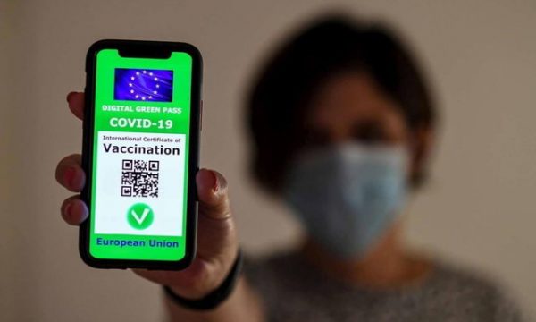 Franca miraton pasaportën e vaksinimit, testi negativ nuk mjafton