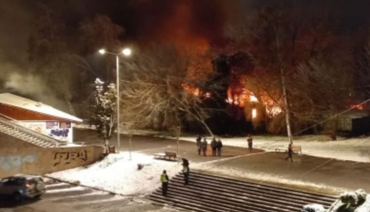 Zjarr i madh në parkun e qytetit të Shkupit (VIDEO)