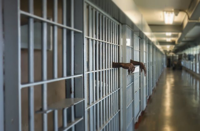 Valë Covid-i në burgje, lirohen para kohe 200 të burgosur në SHBA