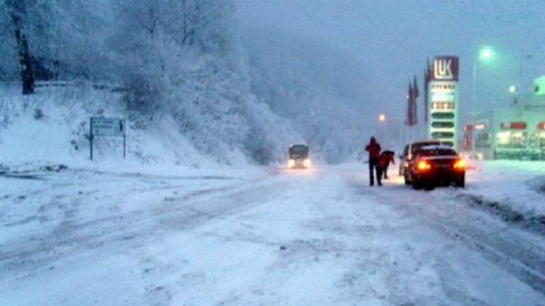 Ndalohet qarkullimi i mjeteve të rënda në rrugën Mavrovë-Dibër dhe Strazhë