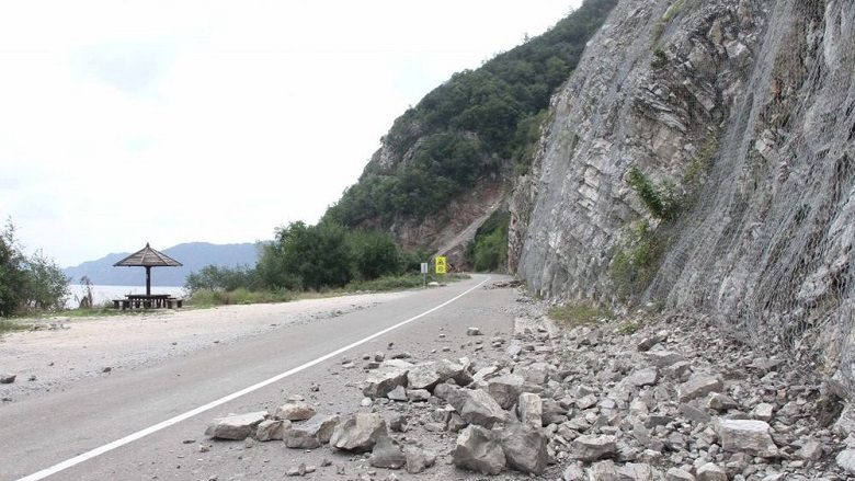 Gjendja e rrugëve në Maqedoni, rrëshqitje e dheut në një aks rrugor