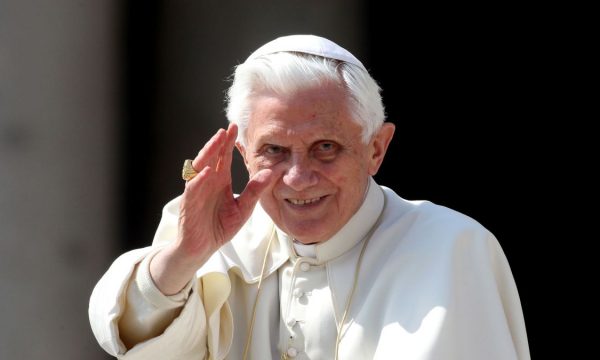 Papa Benedikti XVI kërkon falje për skandalin e abuzimit seksual