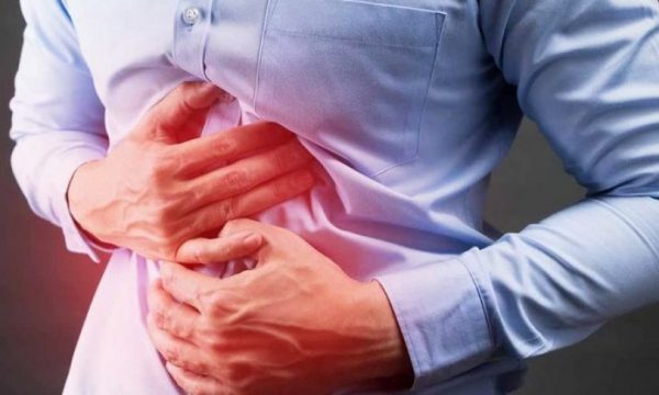 Mësoni se pse keni dhimbje të stomakut në mëngjes
