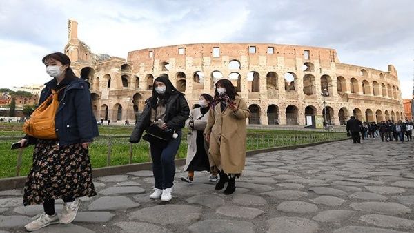 Italia heq përdorimin e maskave nga ambientet e jashtme