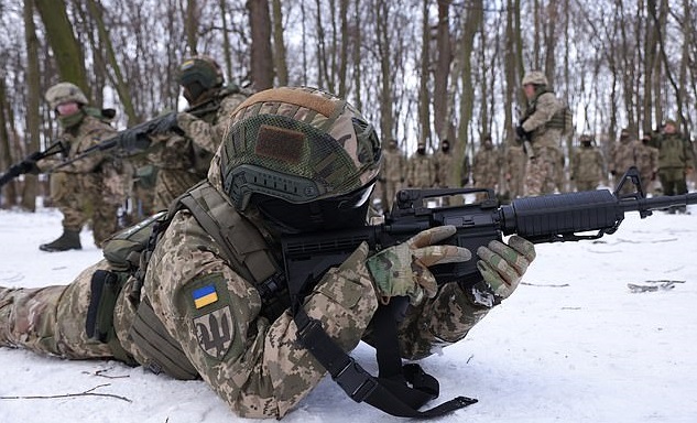 Vriten dy ushtarë ukrainas dhe plagosen 12 të tjerë