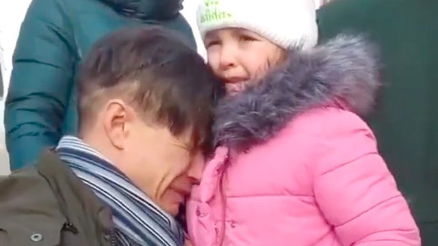 Asnjë prind nuk e meriton këtë, videoja emocionuese e babait ukrainas që ndahet me të bijën bëhet virale në rrjet