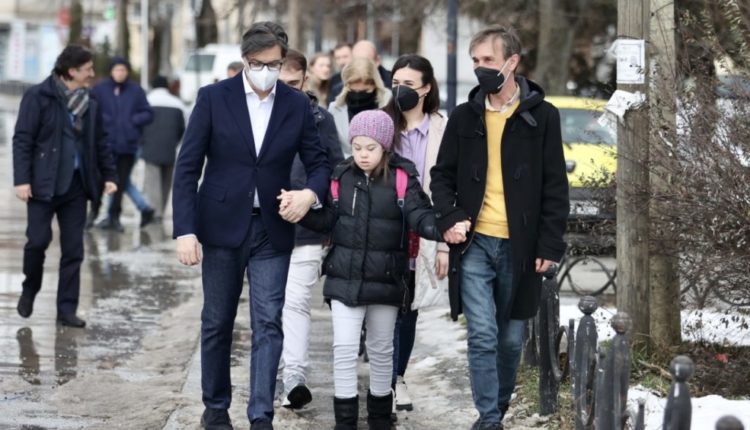 Pendarovski dorë për dorë me Ëmblën shkon në shkollë, jep mesazhin: Të gjithë jemi të barabartë (FOTO)