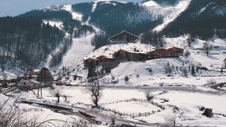 Mavrova me gjysmë metër borë