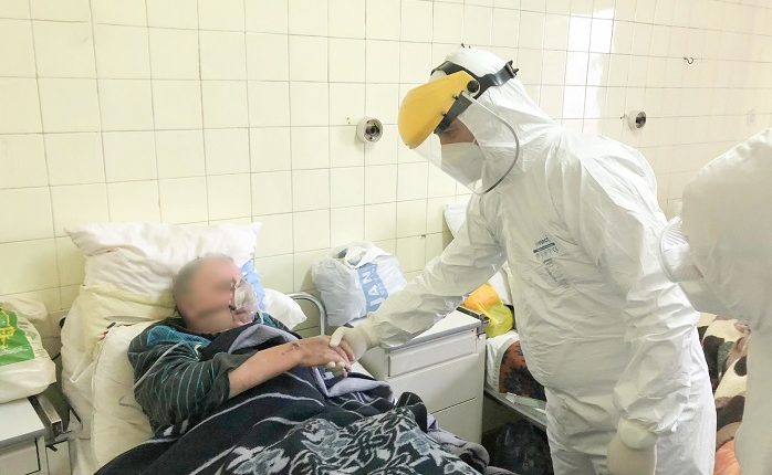 Ministri Sali me skafandër viziton të infektuarit me koronavirus në Spitalin e Velesit