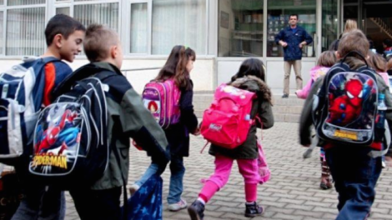 Nxënësit në Maqedoni sot ju kthehen bankave shkollore