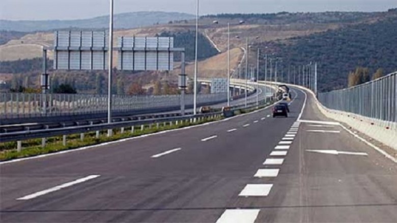 Rrugët e Maqedonisë të mbushura me mbeturina