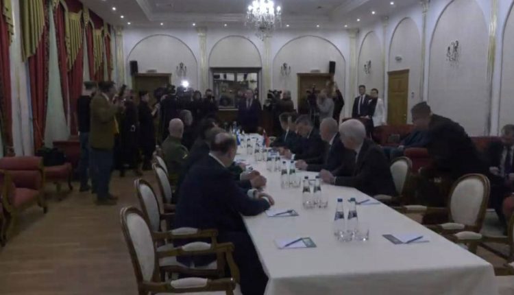 Dita e pestë e luftës/ Nisin bisedimet me Rusinë, Ukraina kërkon armëpushim dhe tërheqje të trupave rusë