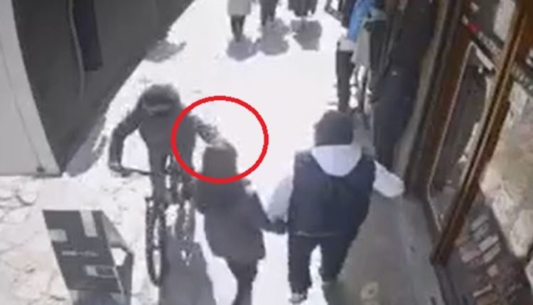 Shkup, grabitësi me biçikletë ia këput gruas stolinë nga qafa (VIDEO)